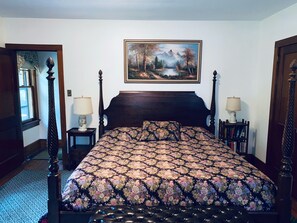 7 bedrooms, desk, iron/ironing board, travel crib