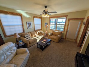 Smart TV, video games, DVD player, books - 3 bed/2 bath condo, Grand Targhee/Jackson Hole skiing, Yellowstone home base (Driggs)