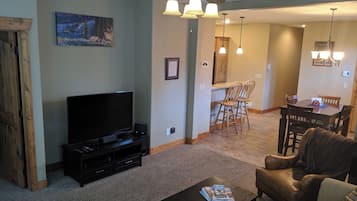 Una Smart TV, videojuegos, un reproductor de DVD, libros