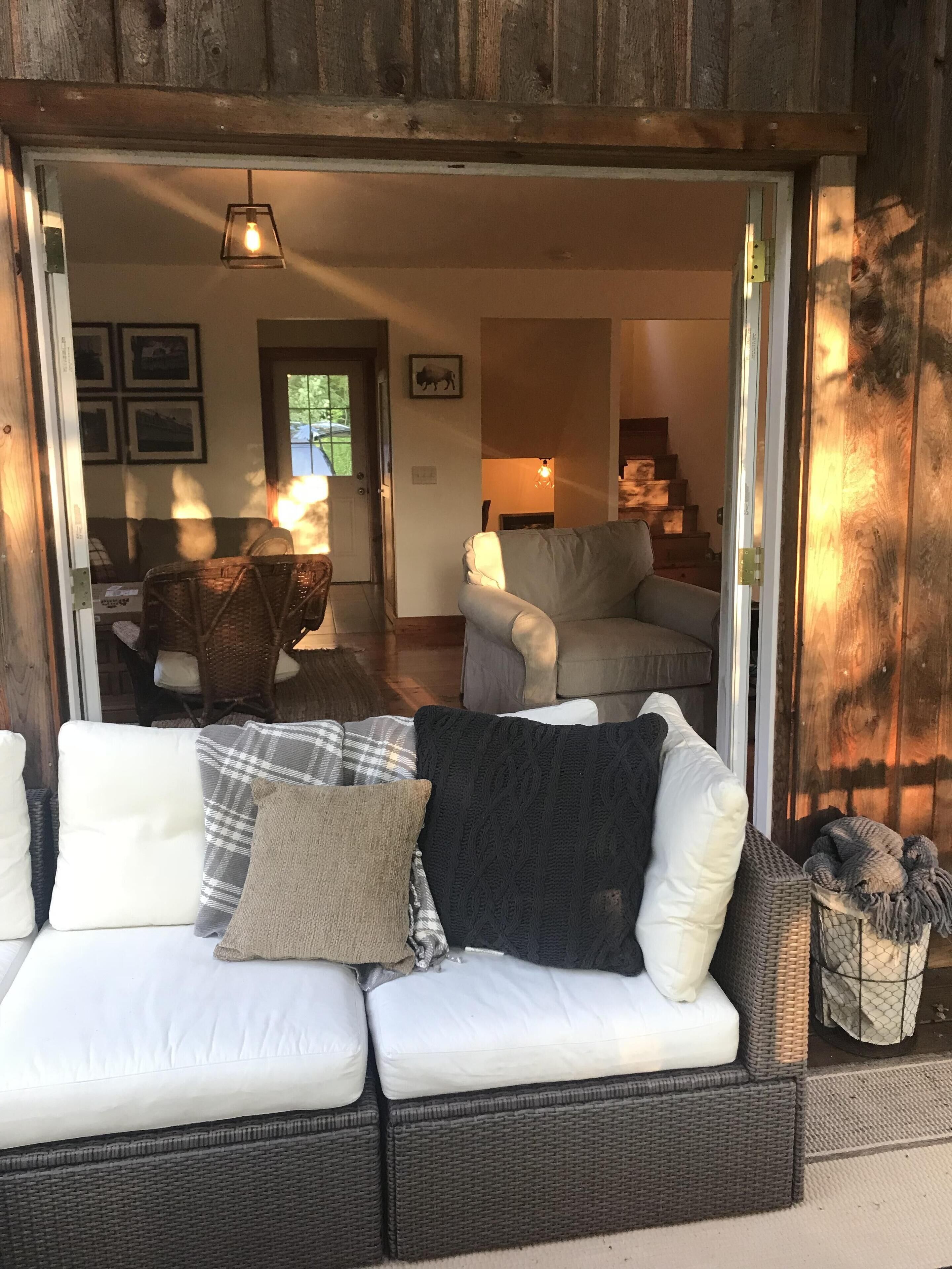 5 Bedroom Cozy Cabin Nestled in the Woods with Pond 1 mile from CHQ Institution