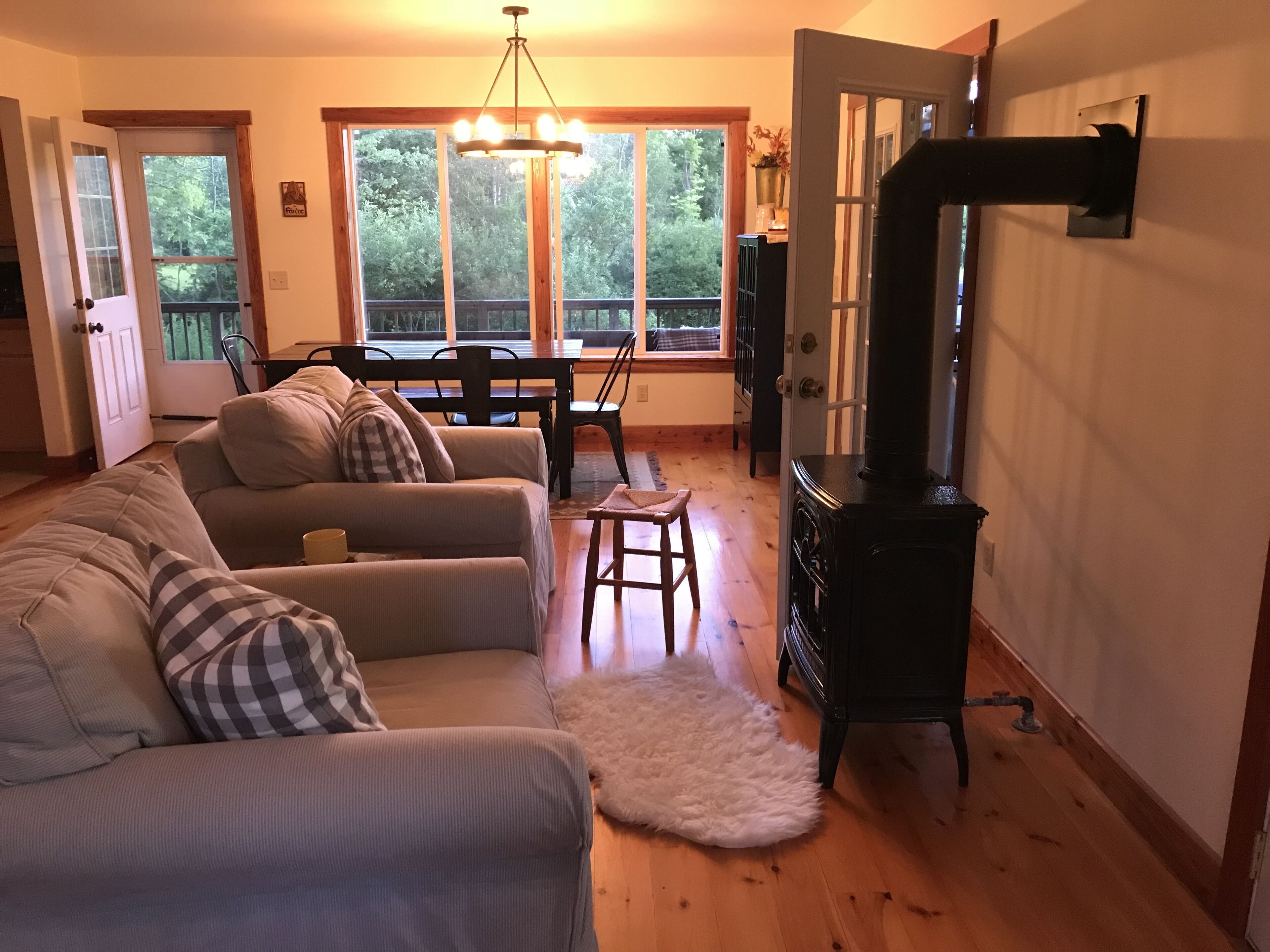 5 Bedroom Cozy Cabin Nestled in the Woods with Pond 1 mile from CHQ Institution