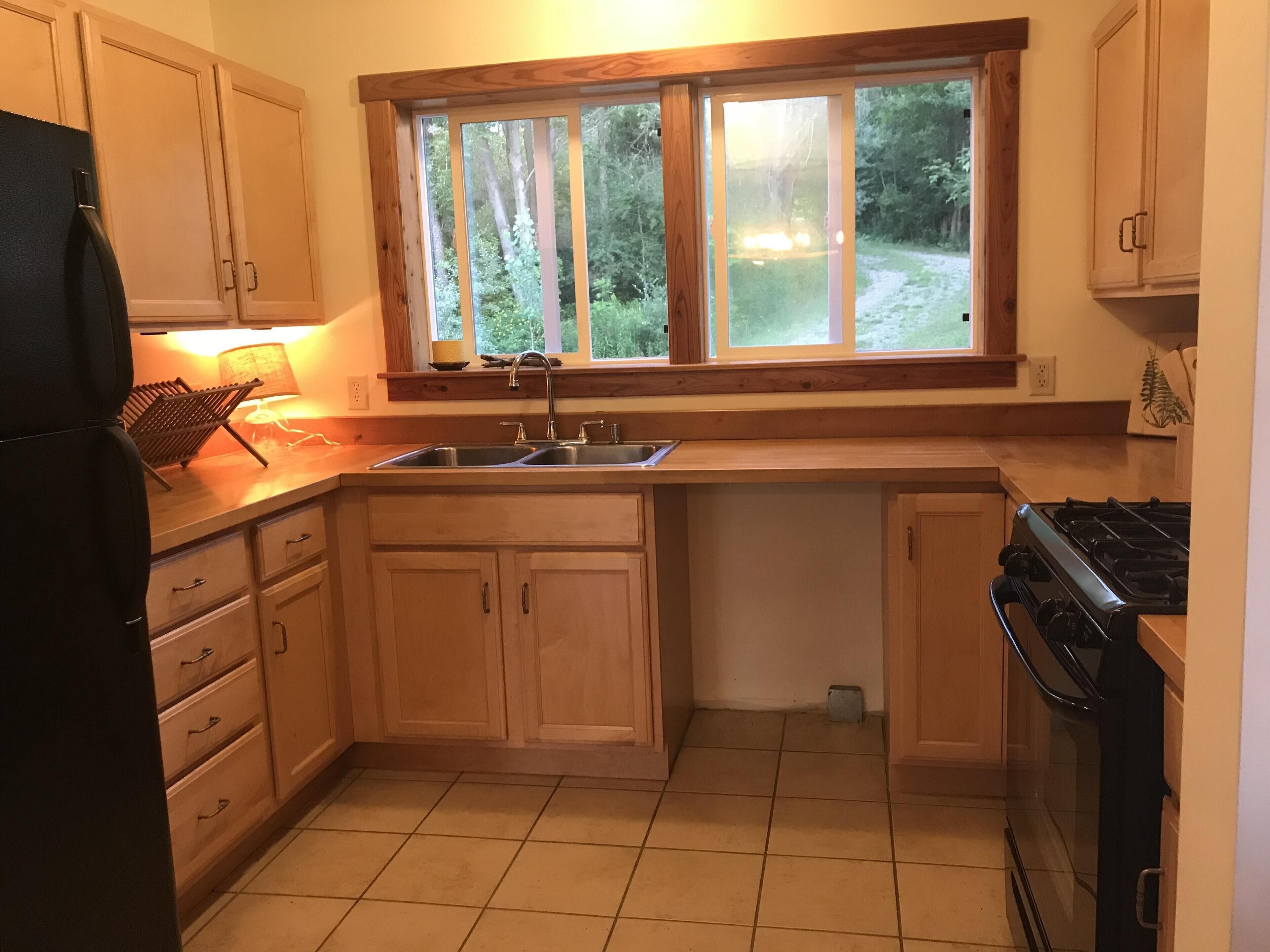 5 Bedroom Cozy Cabin Nestled in the Woods with Pond 1 mile from CHQ Institution