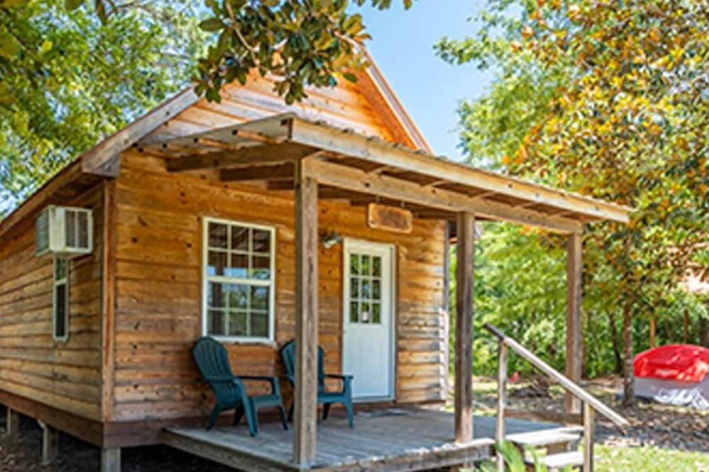 Cozy Creekside Magnolia Cabin Retreat with creek frontage & 2 sandbars!