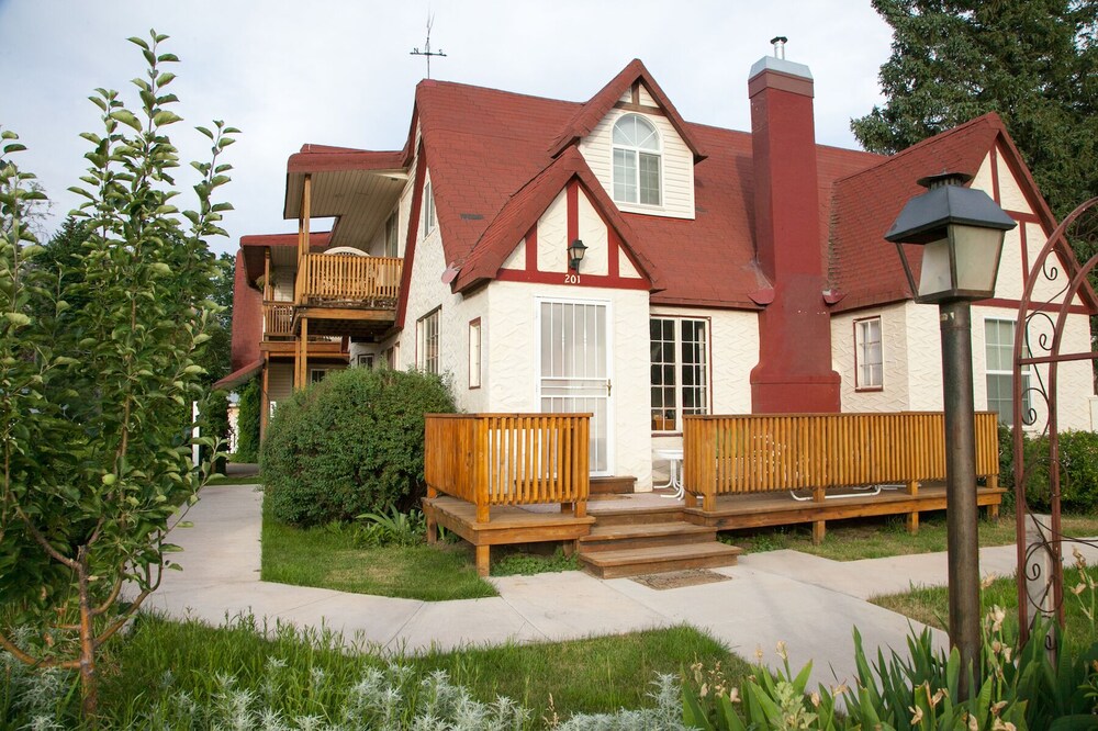 Great Home, Fully Furnished and a now a new sauna for after the days adventures!