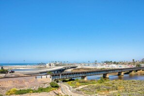 Playa en los alrededores, camastros y toallas de playa 