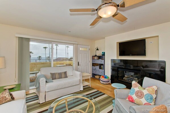 Televisión, chimenea, biblioteca musical y videoteca 