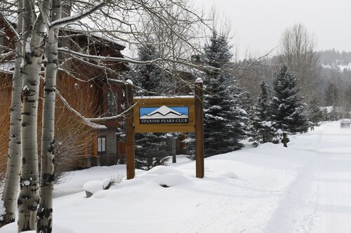 Great family Getaway!!! Close to skiing, shopping & dinning.