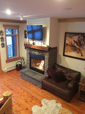 Smart TV, caminetto, lettore DVD