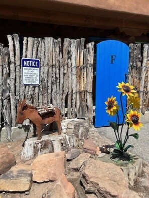 تفاصيل الفندق من الخارج