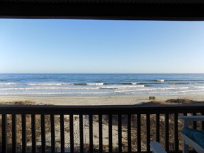 På stranden, solsenger og strandhåndklær