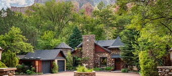 Creekside Chateau, patio kijkt uit over Oak Creek, met trappen naar direct aan het water