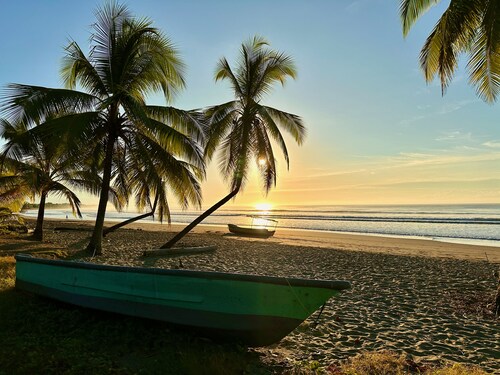 Villa CocoSol Retreat: Spacious Private Home on the Beach