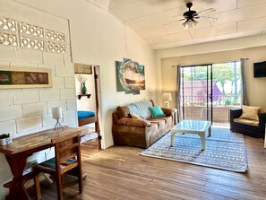 Smart TV, stereo - Beachfront Villa CocoSol • Private Pool • Peaceful Oceanfront Getaway (Esterillos Oeste)