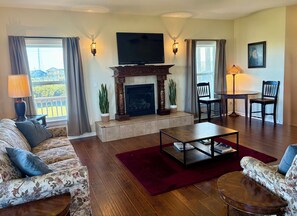 TV connectée, cheminée, livres