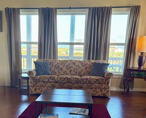 TV connectée, cheminée, livres