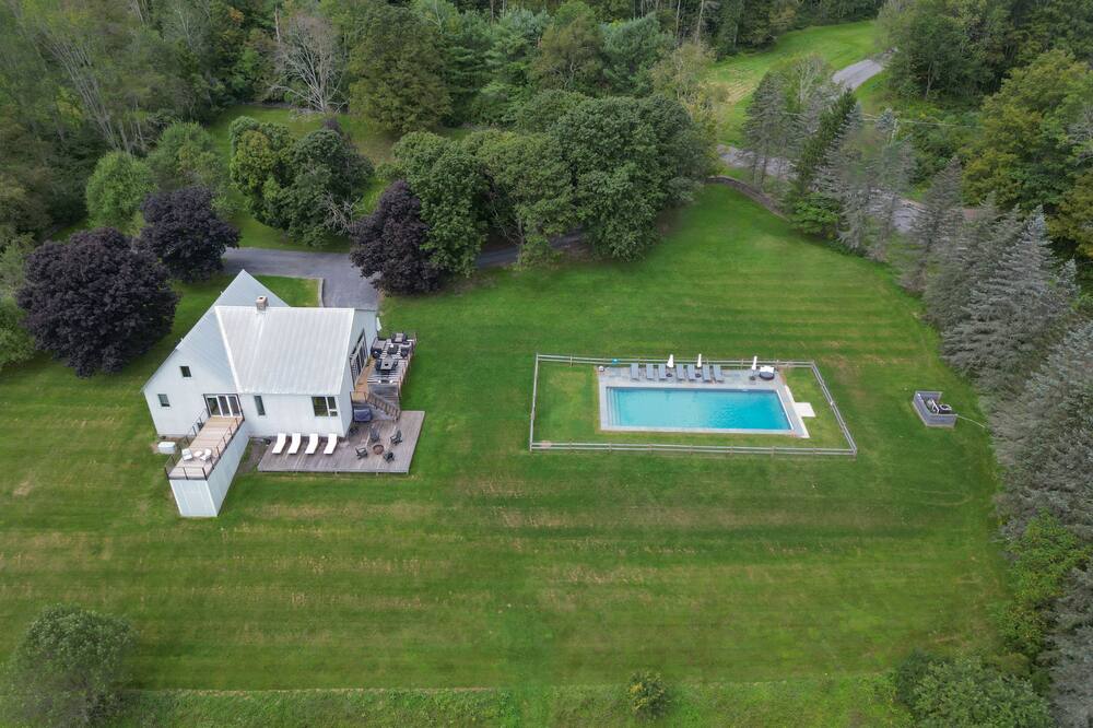 Private Roxbury Estate - Heated Pool, Sauna, Steam shower, Kayak pond, Views!
