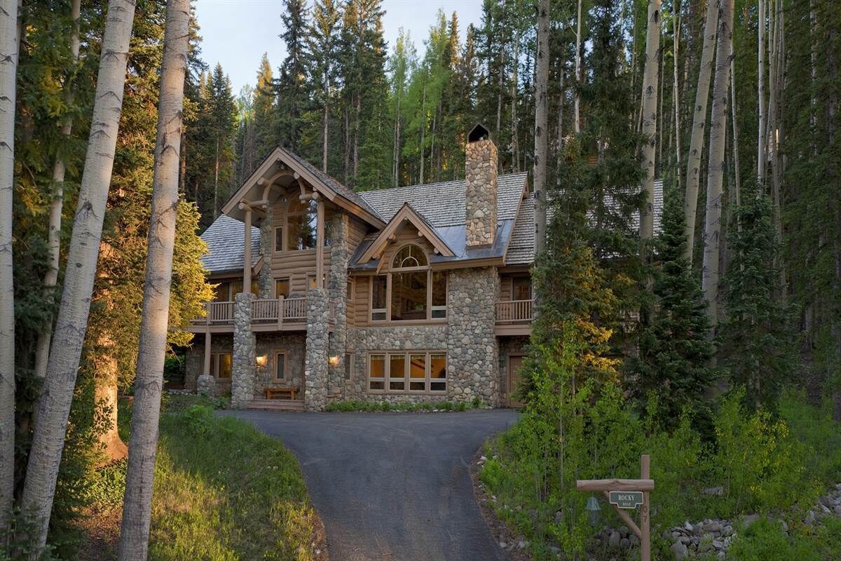 Excellent ski access, renovated 2019 w/ hot tub, amazing views, and more!!!