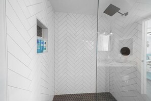 Combined shower/tub, hair dryer, towels, soap - Luxury Lakefront with Spectacular Pool, Spa & Putting Green!! Fully Remodeled!! (Montgomery)