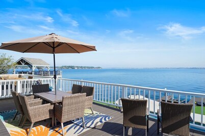 Luxury Lakefront with Spectacular Pool, Spa & Putting Green!! Fully Remodeled!!