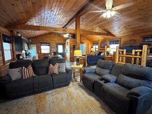 Smart TV, fireplace, DVD player, books - Cozy Cabin center of Bourbon Trail, Near Bardstown, beautiful country views (Springfield)