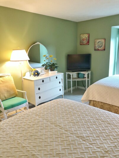 2 Bedroom Condo 2 Blocks from Beach