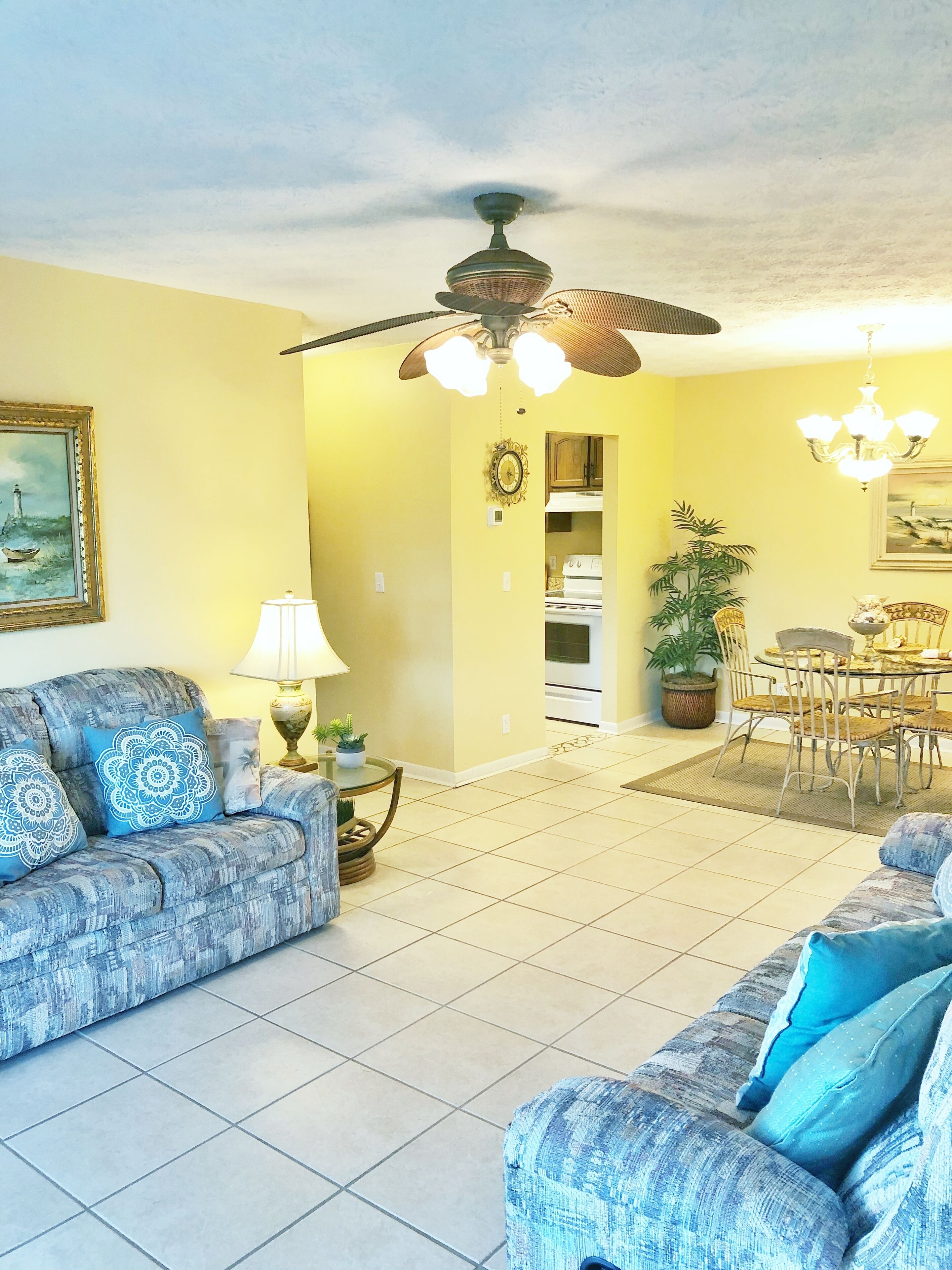 2 Bedroom Condo 2 Blocks from Beach