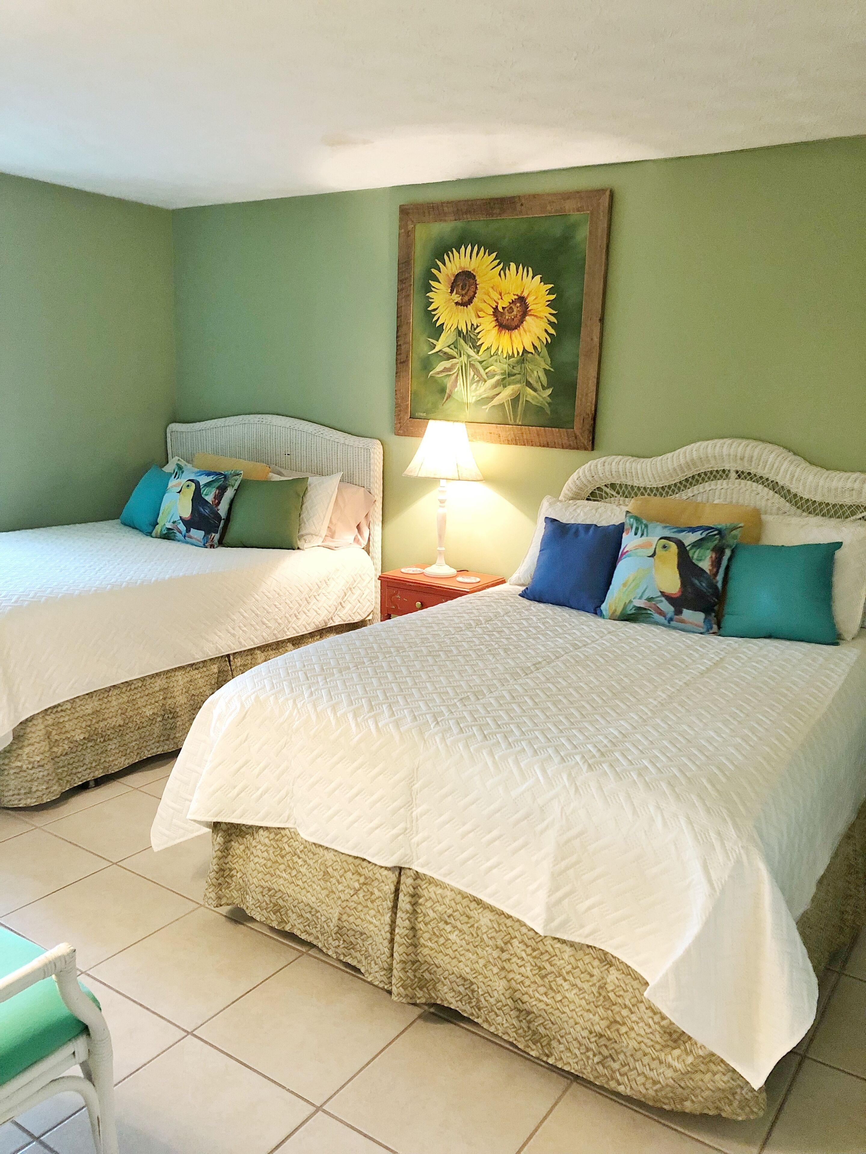 2 Bedroom Condo 2 Blocks from Beach