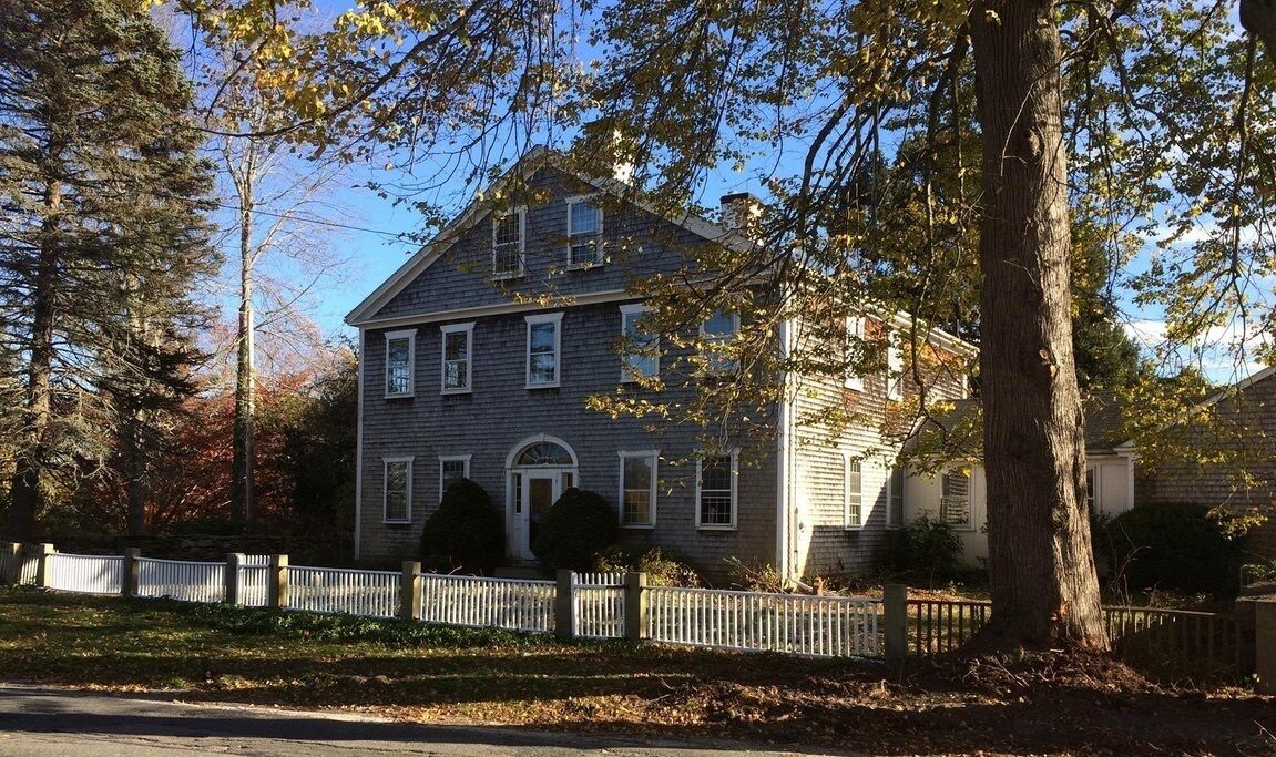 Large Home in Adamsville. Close to Vineyards, Breweries & Beaches. Central AC