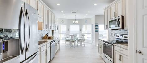 雪櫃、微波爐、焗爐、爐具