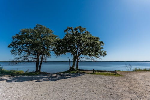 Sherwood Pines Inn -Spacious 2-bedroom at Texoma sleeps up to 8!