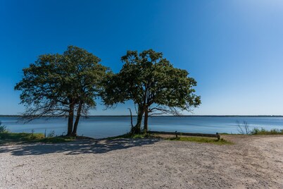 Sherwood Pines Inn -Spacious 2-bedroom at Texoma sleeps up to 8!