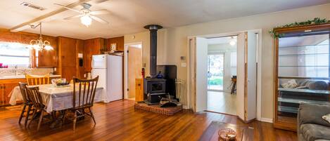 TV, caminetto, lettore DVD, videoteca