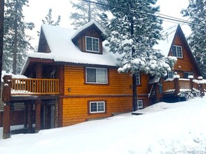 The cabin after a fresh snowfall - Big Group Log Cabin · Near Slopes & Village · 4BR (Big Bear)
