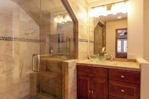 Bathtub, hair dryer, towels, shampoo - Cabin near Snow Summit, Lake & Village w/Fireplace (Big Bear)