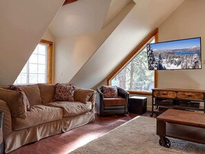 Televisión, chimenea, reproductor de DVD, oficina