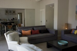 تلفزيون ذكي، مدفأة، تنس طاولة