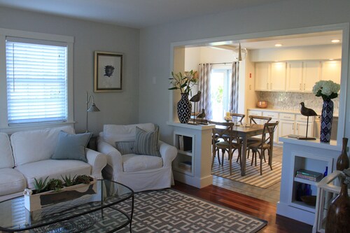 BRIGHT and  STYLISH 2BD,1BT with deck  and  BBQ