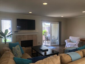 Smart TV, chimenea y libros