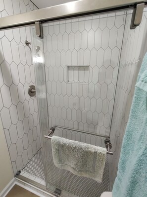 Combined shower/tub, hair dryer, towels, soap