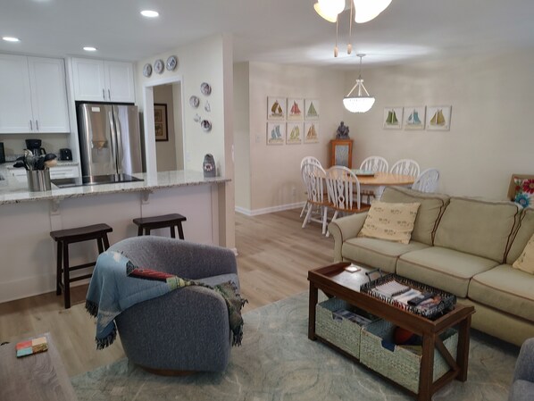 Téléviseur, lecteur de DVD, livres, chaîne audio