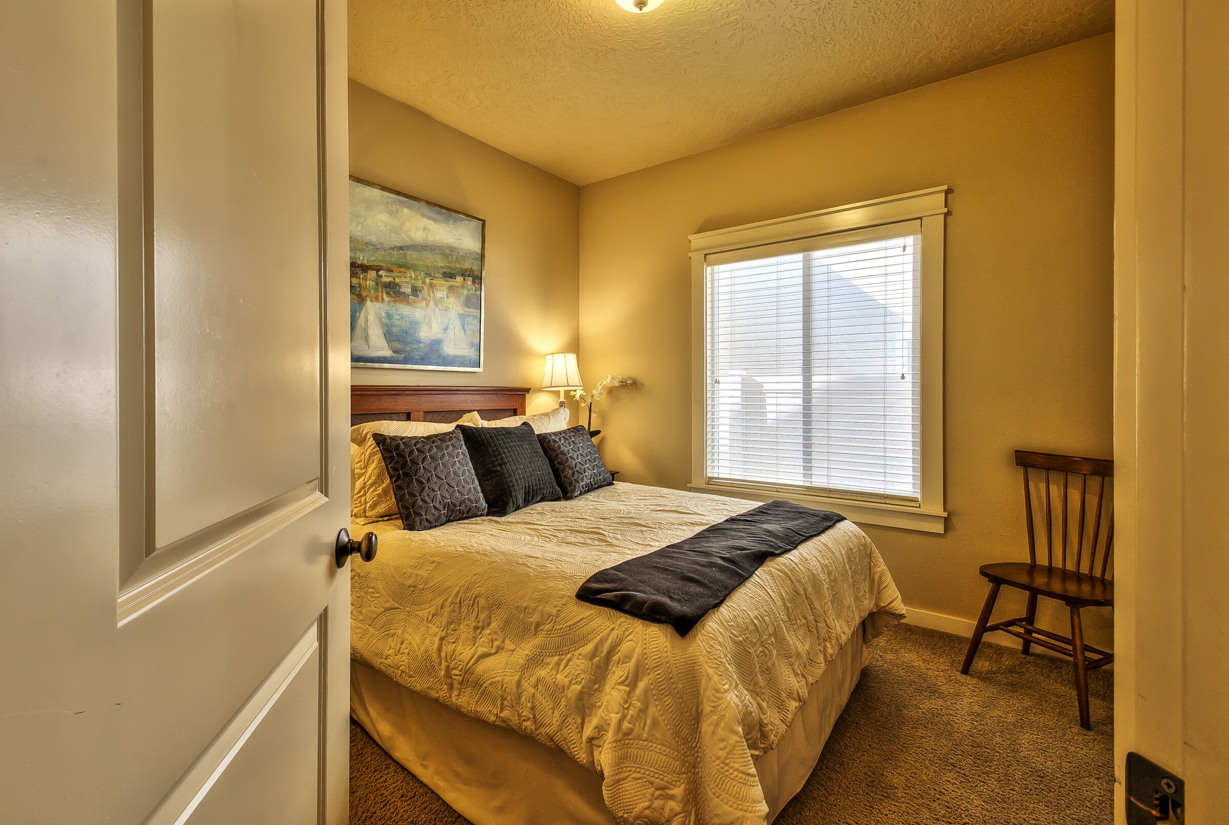 Relocation Specialists, Community pool, close to everything in Treasure Valley!