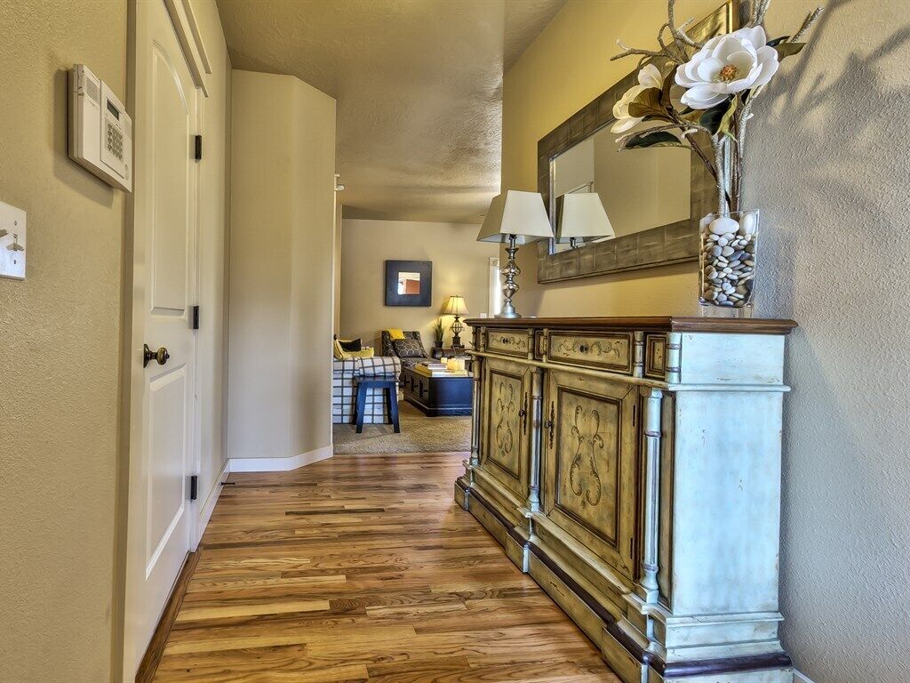 Relocation Specialists, Community pool, close to everything in Treasure Valley!