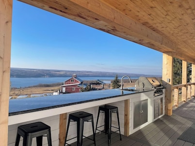 VRFLX Seneca View Villa | Walk to Wineries