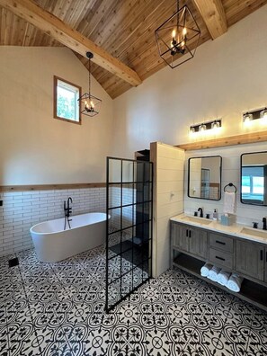 Tina con regadera, secadora de cabello, toallas 