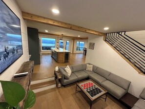 Una Smart TV, una chimenea, videojuegos, una pantalla de ordenador