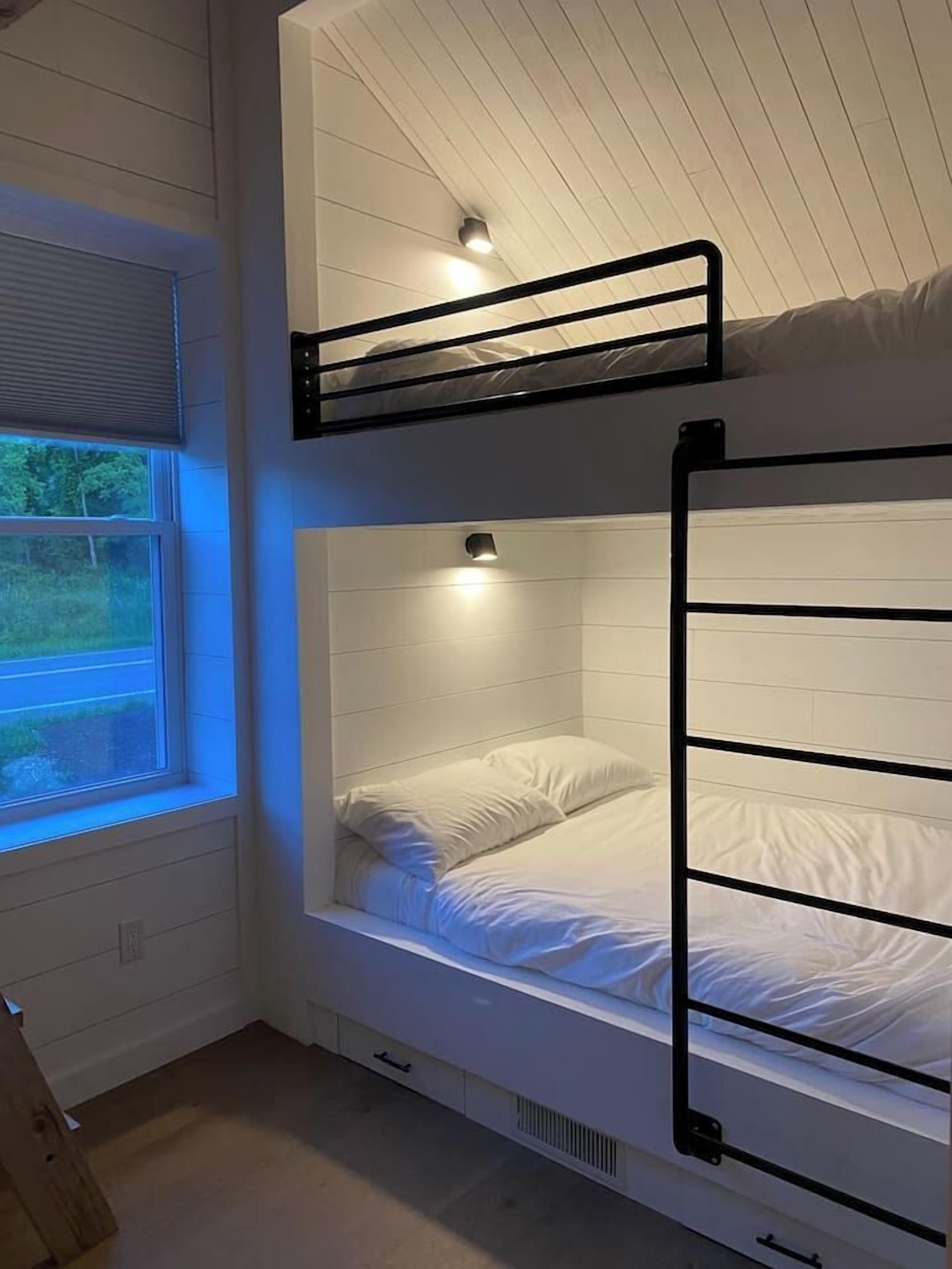 4 quartos, escrivaninha, ferros/tábuas de passar roupa, berço de viagem