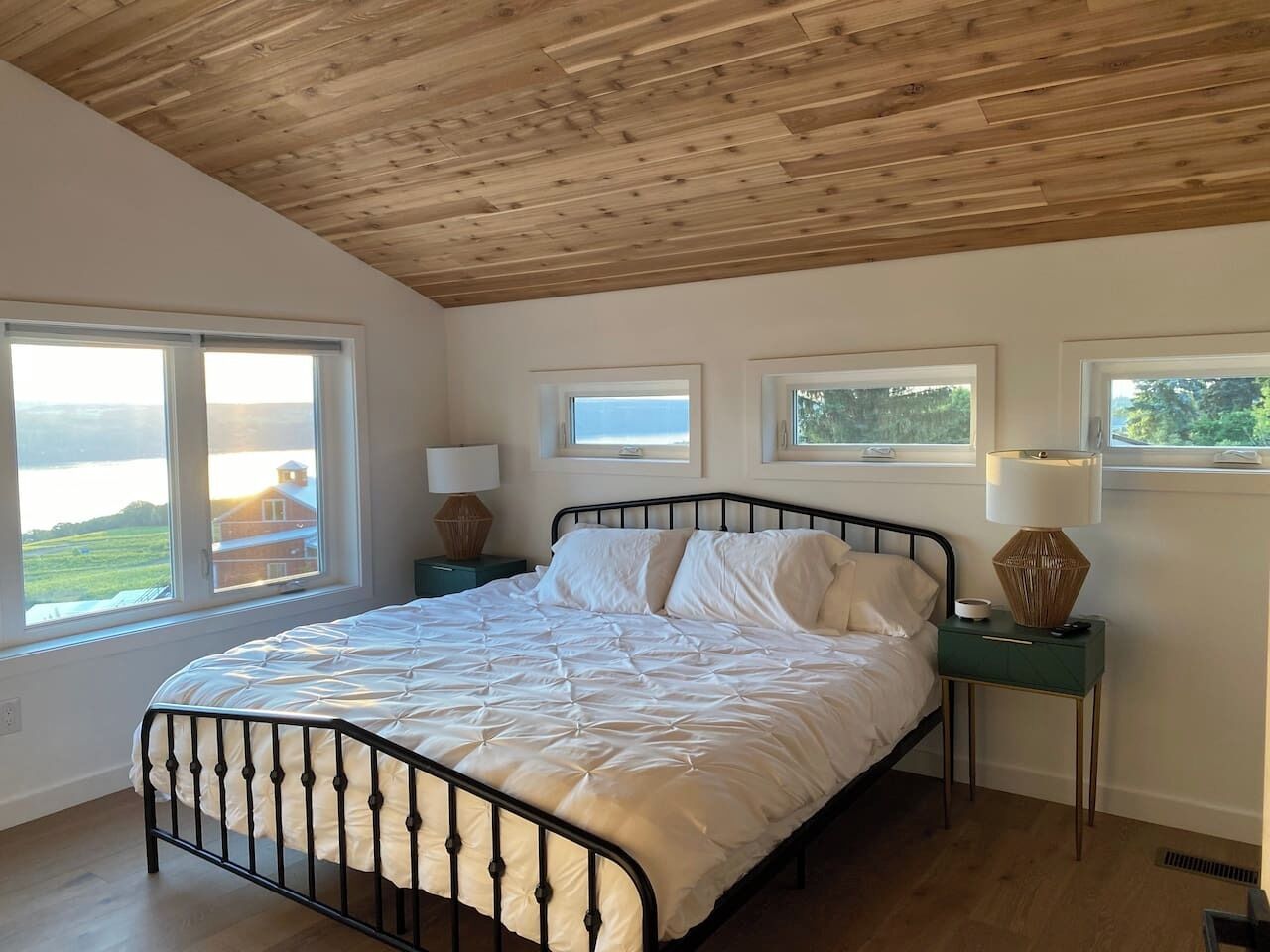 4 bedrooms, desk, iron/ironing board, travel crib