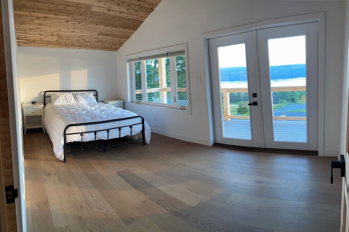 4 quartos, escrivaninha, ferros/tábuas de passar roupa, berço de viagem