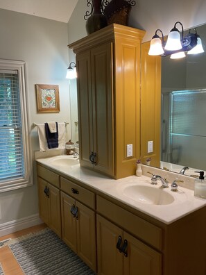 Hårføner, håndklær, såpe og sjampo