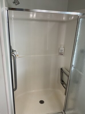 Haartrockner, Handtücher, Seife, Shampoo